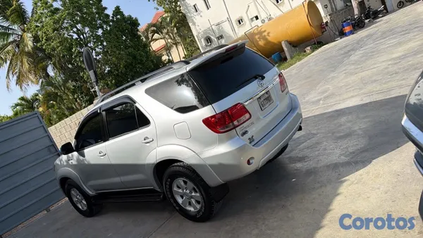 2008 Toyota Fortuner — foto 4 / 7