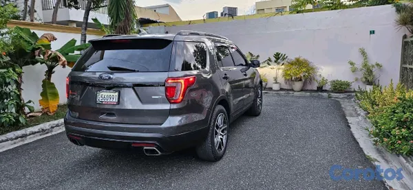 2016 Ford Explorer — foto 2 / 10