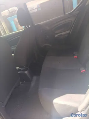 2018 Nissan Versa — foto 8 / 14