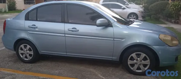 2011 Hyundai Accent — foto 2 / 6