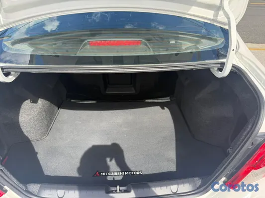 2020 Mitsubishi Mirage — foto 7 / 11