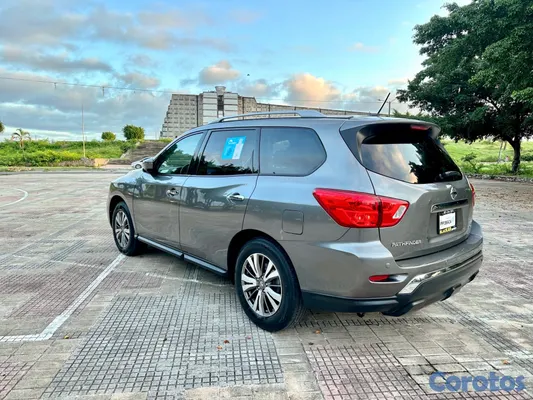 2020 Nissan Pathfinder — foto 7 / 9