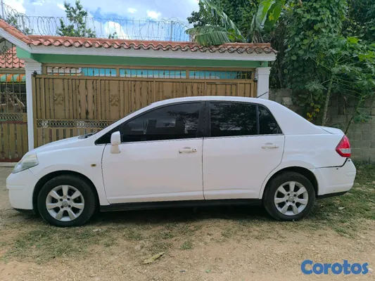2010 Nissan Tiida — foto 3 / 10