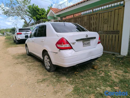 2010 Nissan Tiida — foto 4 / 10