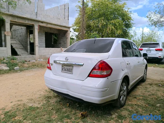 2010 Nissan Tiida — foto 5 / 10