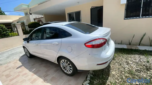 2014 Ford Fiesta — foto 3 / 10