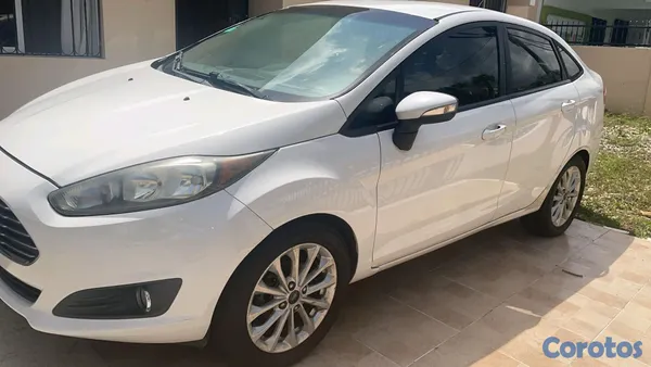 2014 Ford Fiesta — foto 7 / 10