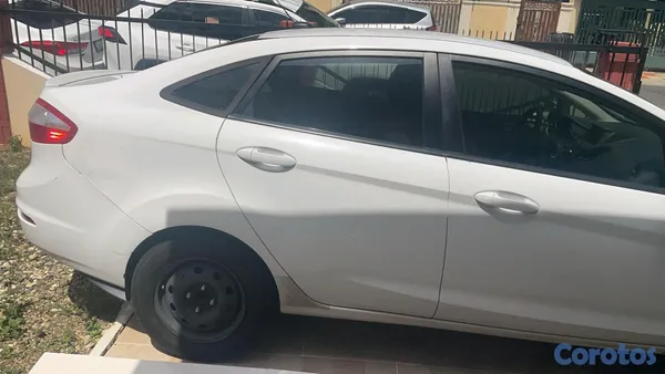 2014 Ford Fiesta — foto 9 / 10