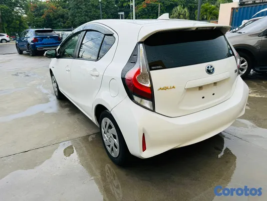 2018 Toyota Aqua — foto 4 / 10