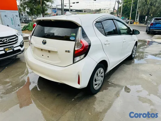 2018 Toyota Aqua — foto 5 / 10