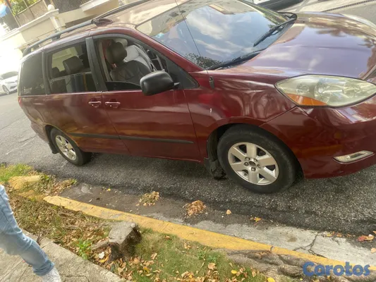 2008 Toyota Sienna — foto 2 / 3