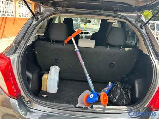 2014 Toyota Vitz — foto 2 / 9