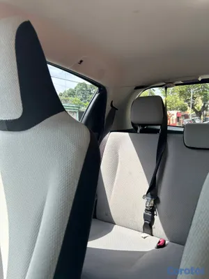 2014 Toyota Vitz — foto 5 / 9