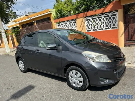2014 Toyota Vitz — foto 8 / 9