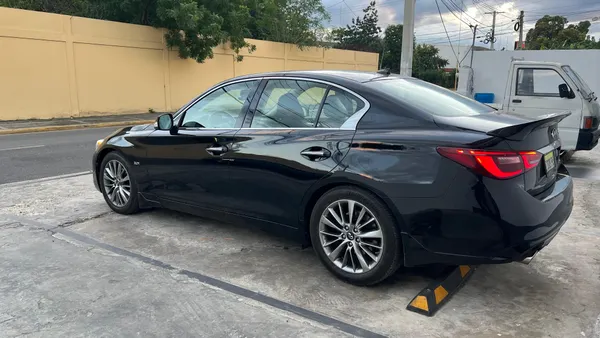 2018 Infiniti Q-50 — foto 2 / 6