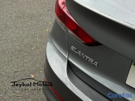 2017 Hyundai Elantra — foto 4 / 12