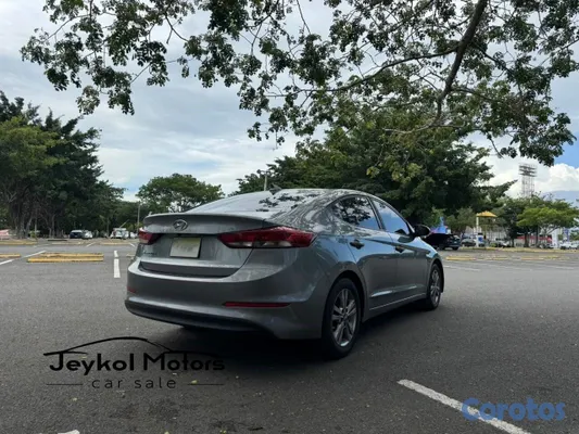 2017 Hyundai Elantra — foto 6 / 12