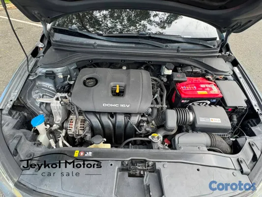2017 Hyundai Elantra — foto 8 / 12