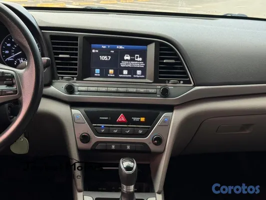 2017 Hyundai Elantra — foto 10 / 12