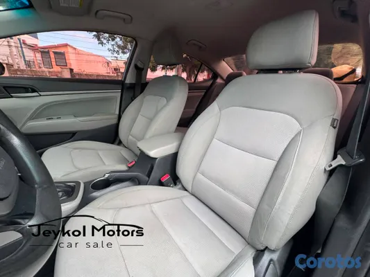 2017 Hyundai Elantra — foto 12 / 12