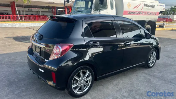 2012 Toyota Vitz — foto 4 / 10