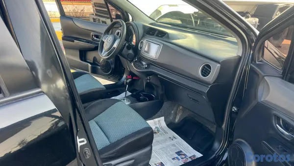 2012 Toyota Vitz — foto 7 / 10