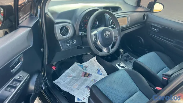 2012 Toyota Vitz — foto 8 / 10