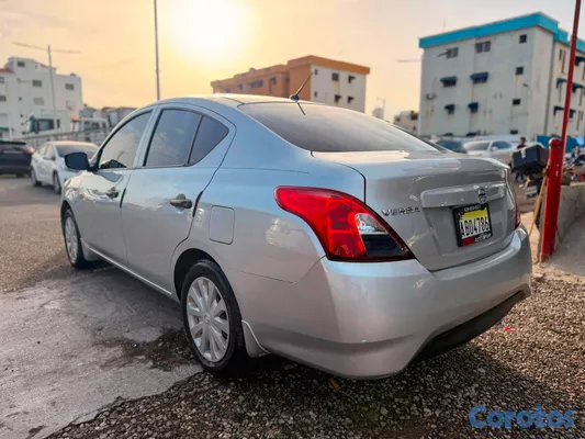 2019 Nissan Versa — foto 4 / 8