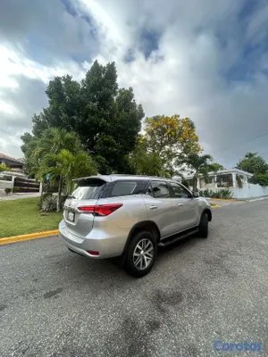 2020 Toyota Fortuner — foto 2 / 8