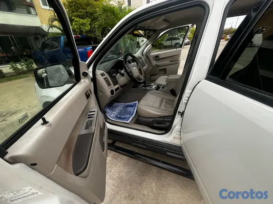 2010 Ford Escape — foto 2 / 11