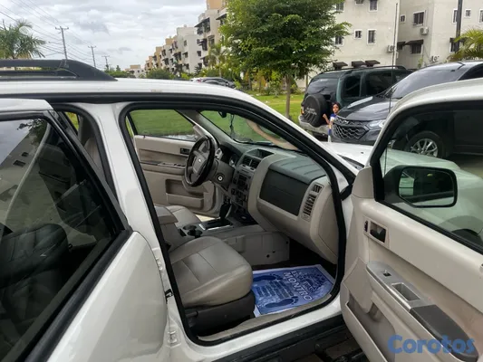 2010 Ford Escape — foto 5 / 11