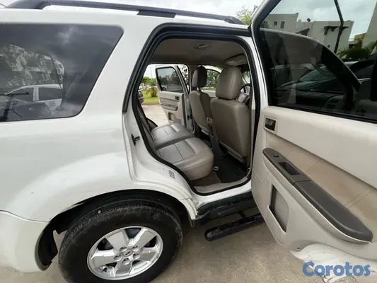 2010 Ford Escape — foto 6 / 11