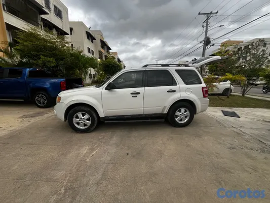 2010 Ford Escape — foto 7 / 11