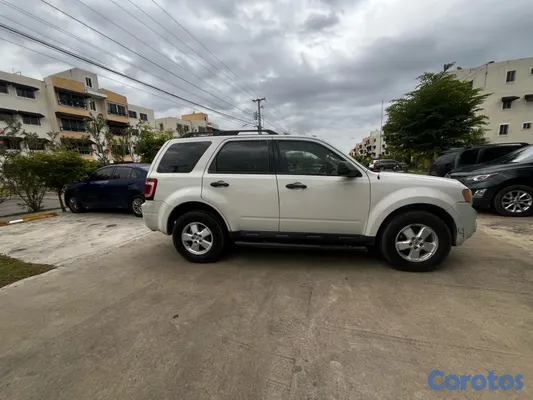 2010 Ford Escape — foto 9 / 11