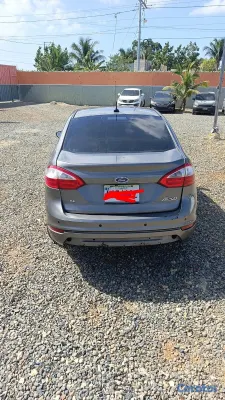 2014 Ford Fiesta — foto 2 / 3