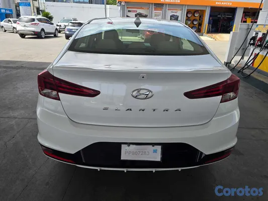 2019 Hyundai Elantra — foto 2 / 11