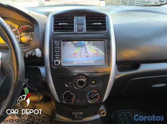 2019 Nissan Versa — foto 8 / 11