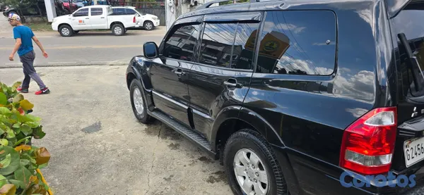 2004 Mitsubishi Montero — foto 2 / 5