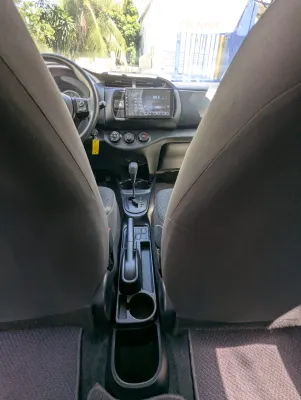 2018 Toyota Vitz — foto 7 / 10