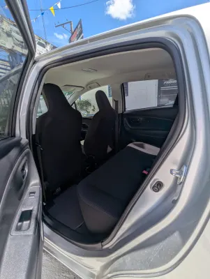 2018 Toyota Vitz — foto 8 / 10