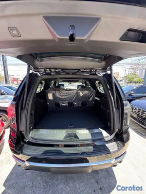 2026 Chevrolet Suburban — foto 13 / 14