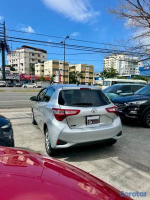 2018 Toyota Vitz — foto 6 / 14