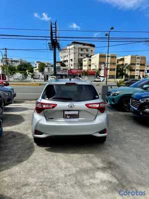 2018 Toyota Vitz — foto 8 / 14