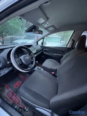 2018 Toyota Vitz — foto 9 / 14