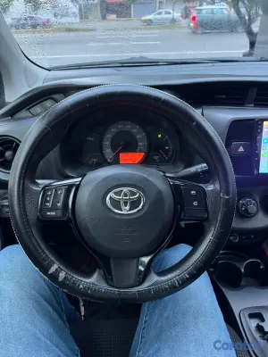 2018 Toyota Vitz — foto 11 / 14
