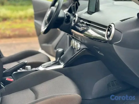 2021 Mazda 2 — foto 8 / 9