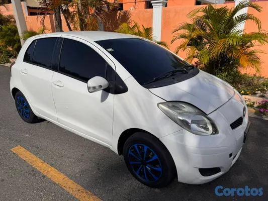 2009 Toyota Vitz — foto 7 / 14
