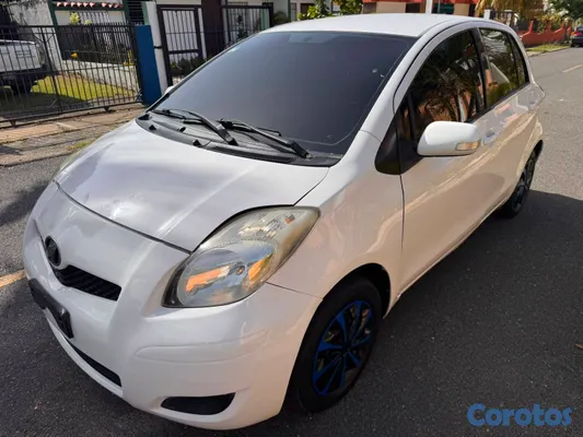 2009 Toyota Vitz — foto 8 / 14