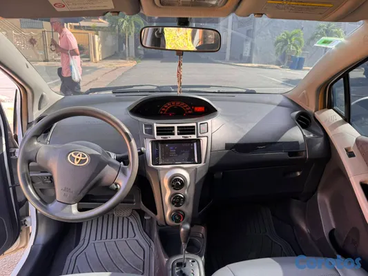 2009 Toyota Vitz — foto 9 / 14