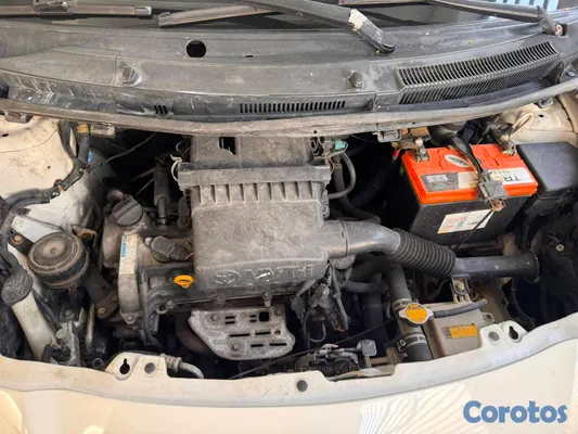 2009 Toyota Vitz — foto 11 / 14